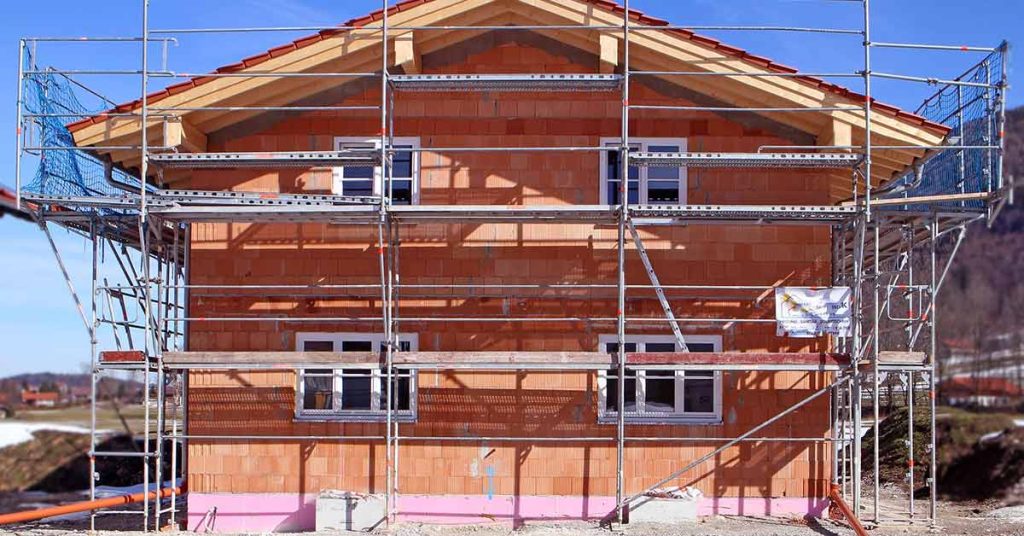 Altes Zuhause verkauft, Neubau noch nicht fertig – was nun? 1 Haus mit Baugerüst